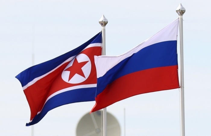 Die Flaggen von Nordkorea (L) und Russland wehen. Foto: epa/Artem Geodakyan