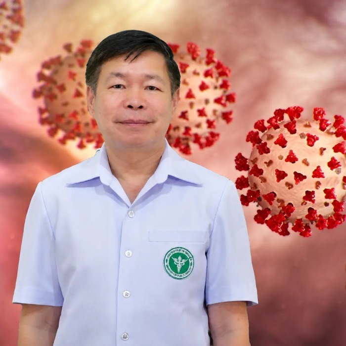 Dr. Montien Kanasawat, Generaldirektor des Department of Disease Control, betont, dass die derzeit dominierende Covid-19-Variante NB.1.8.1 nach aktuellem Kenntnisstand kein erhöhtes Risiko für schwere Krankheitsverläufe verursacht. Bild: NBT World