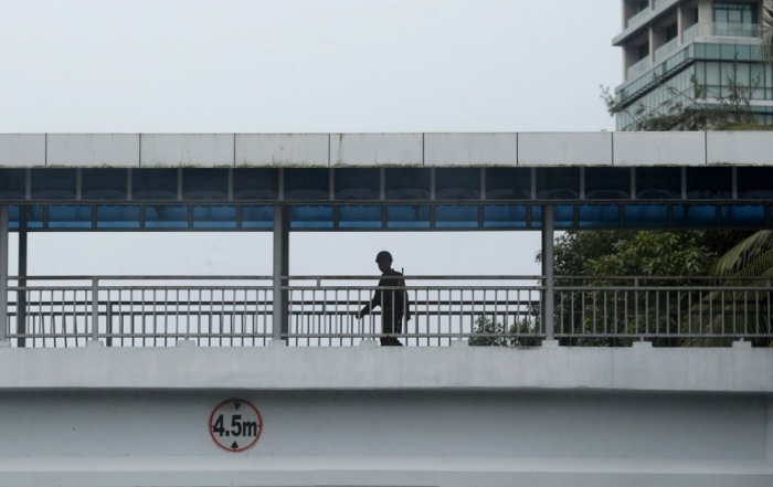 Ein Bauer arbeitet auf einem Bohnenfeld, im Hintergrund ist die Uppatasanti-Pagode in Naypyidaw, zu sehen. Foto: epa/Nyein Chan Naing