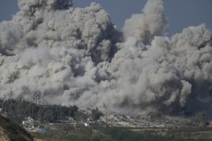 Rauch steigt nach einem israelischen Angriff auf den Gazastreifen auf. Foto: Leo Correa/Ap/dpa