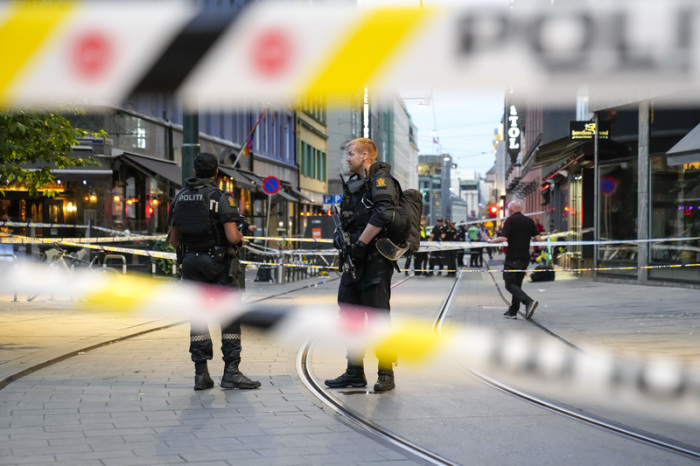 Polizisten bewachen den Tatort vor einem Nachtclub in der norwegischen Hauptstadt Oslo. Foto: Javad M. Parsa