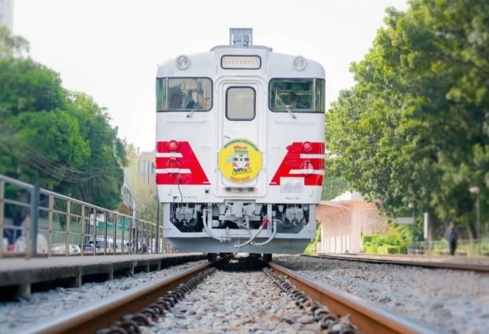 Die Thailändische Staatsbahn setzt auf der Strecke zwischen Bangkok und Ayutthaya historische Dieseltriebwagen aus Japan ein, um den Ausflugstourismus zu fördern. Bild: SRT
