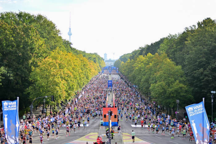 Die Läufer laufen auf der Straße des 17. Juni auf die Siegessäule zu. Foto: Sebastian Christoph Gollnow/dpa
