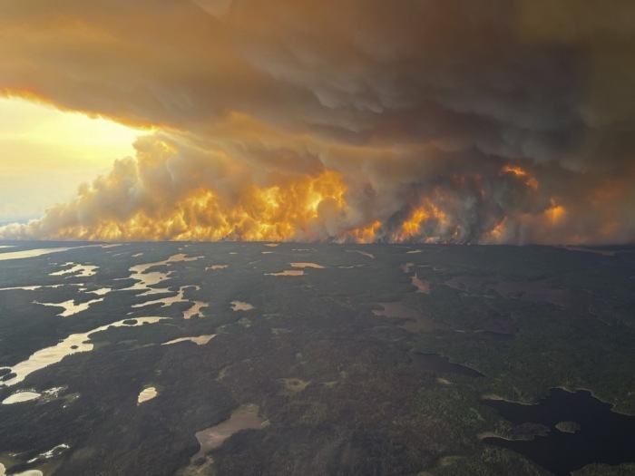 Ein großflächiger Waldbrand bei Flin Flon in Manitoba zwingt Tausende zur Flucht aus ihren Häusern. Foto: epa/Government Of Manitoba