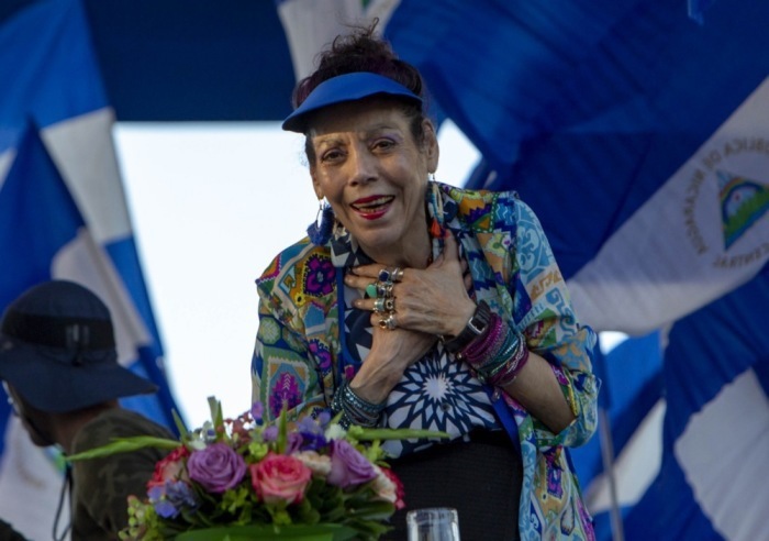 Die nicaraguanische Vizepräsidentin Rosario Murillo gestikuliert vor ihren Anhängern in Managua. Foto: epa/Jorge Torres