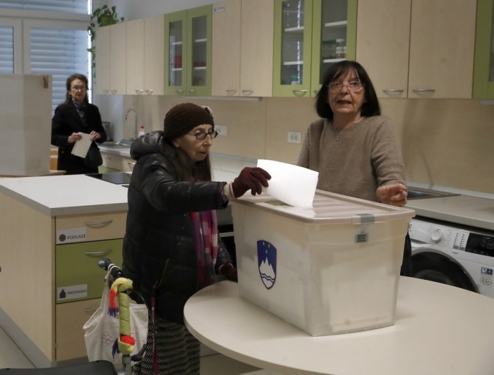 Wählerin gibt in Ljubljana ihre Stimme bei der Parlamentswahl ab, überschattet von Berichten über mutmaßliche Einflussnahme auf den Urnengang. Foto: epa/Antonio Bat