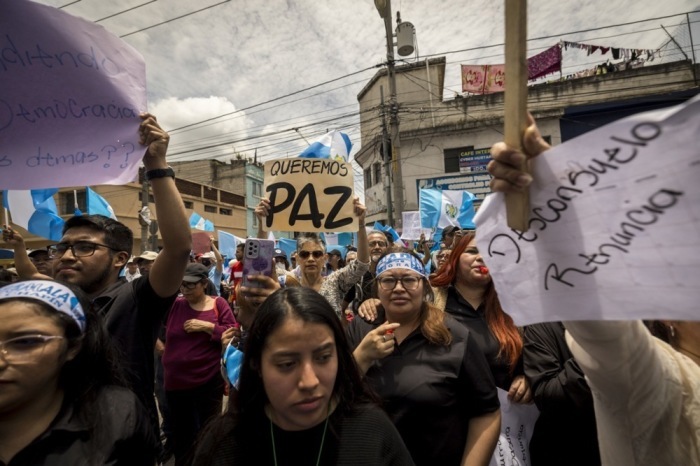Die Teilnehmer einer Kundgebung gegen die guatemaltekische Generalstaatsanwältin Maria Consuelo Porras vor deren Sitz in Guatemala-Stadt. Foto: epa/Esteban Biba