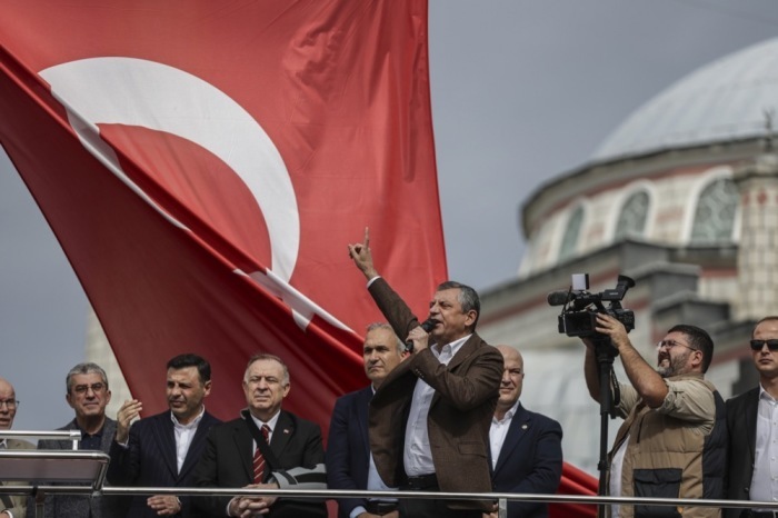 Oppositionsführer Özgür Özel spricht bei einer Kundgebung gegen die Inhaftierung des Istanbuler Bürgermeisters Ekrem İmamoğlu. Foto: Erdem Sahin/epa/dpa