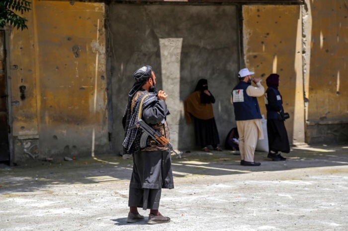 Sicherheitskräfte der Taliban sichern den Ort der Verteilung von Lebensmittelrationen in Kabul. Foto: epa/Samiullah Popal