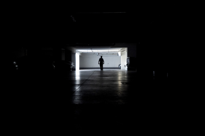 Ein Mann geht während eines Stromausfalls in einem Parkhaus. Foto: Matias Basualdo/Ap/dpa