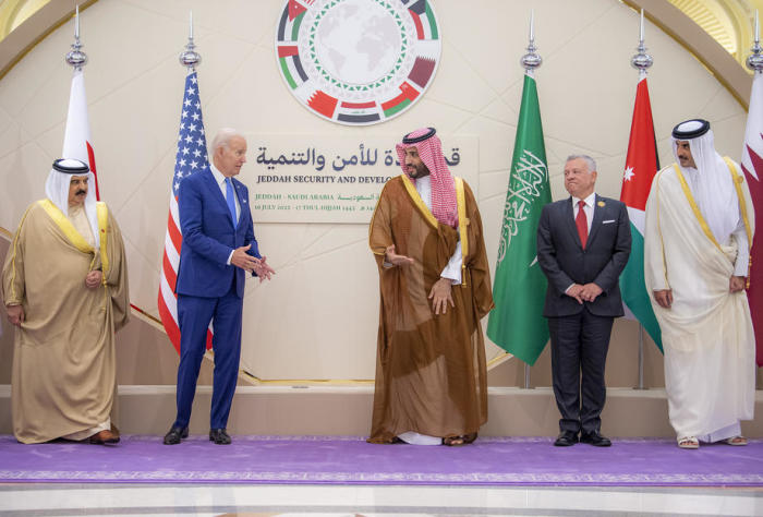 Das Foto zeigt (v.l.n.r.) den König von Bahrain Hamad bin Isa bin Salman al-Khalifa, US-Präsident Joe Biden, den saudischen Kronprinzen Mohammed bin Salman, den jordanischen König Abdullah II. und den Emir von Katar S... Foto: epa/Bandar Aljaloud