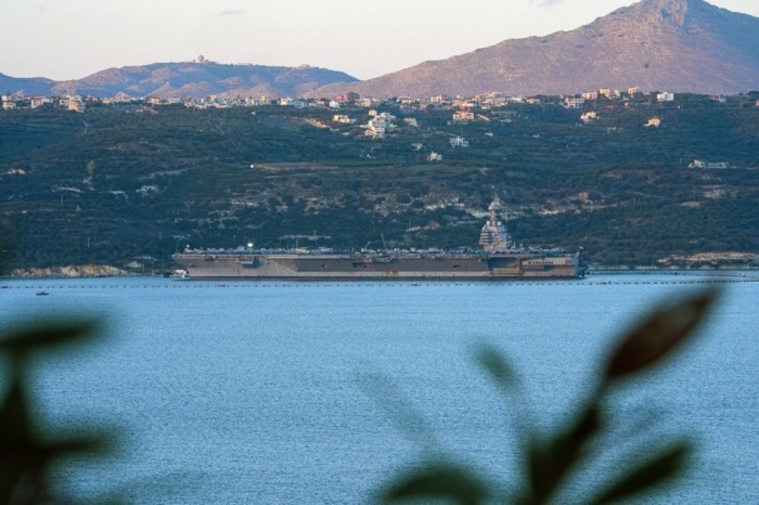 Der größte US-Flugzeugträger „Gerald R. Ford” läuft in der Bucht von Souda ein. Foto: epa/Pattakos Petros