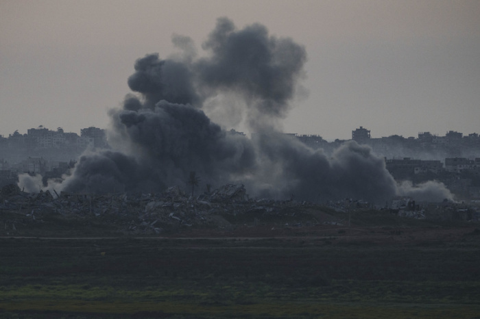 Rauch steigt nach einer Explosion im Gazastreifen auf, vom Süden Israels aus gesehen. Foto: Leo Correa/Ap/dpa