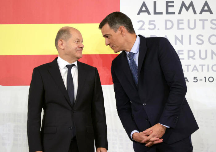 Deutschlands Bundeskanzler Olaf Scholz (L) und der spanische Premierminister Pedro Sanchez (R) in A Coruna. Foto: epa/Cabalar