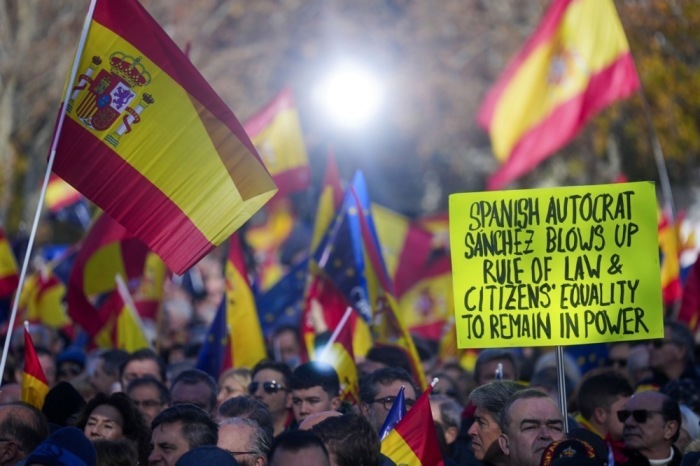 Protestkundgebung gegen die von der spanischen Regierung mit den pro-unabhängigen katalanischen Parteien geschlossenen Pakte. Foto: epa/Borja Sanchez-trillo