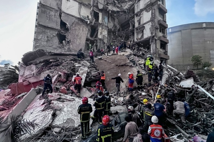 Nach israelischen Luftangriffen in Beirut suchen Rettungskräfte unter Trümmern nach Vermissten, mehrere Gebäude wurden schwer beschädigt. Foto: epa/Wael Hamzeh