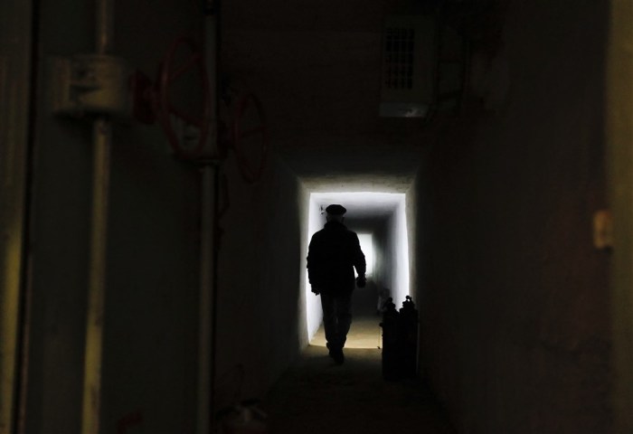 Ein Bunkerarbeiter betritt einen Bunker während einer Medienbesichtigung in Kiew. Foto: EPA-EFE/Sergey Dolzhenko
