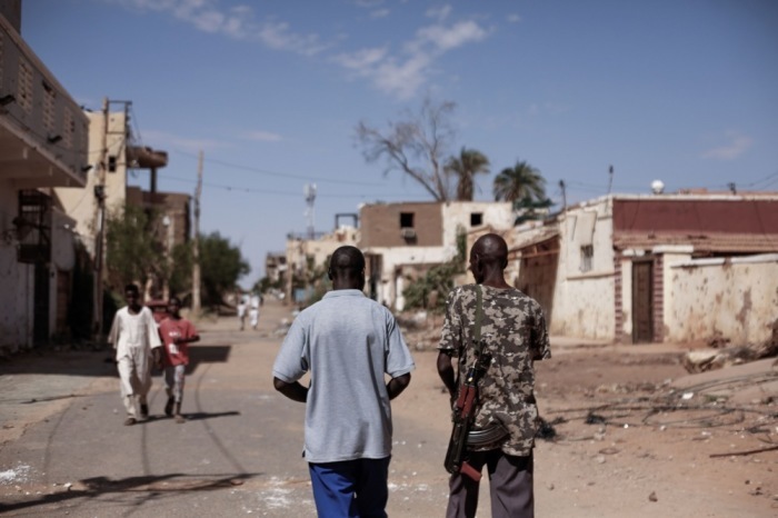 Leute laufen durch eine Straße in Omdurman im Sudan. Foto: epa/Sara Creta