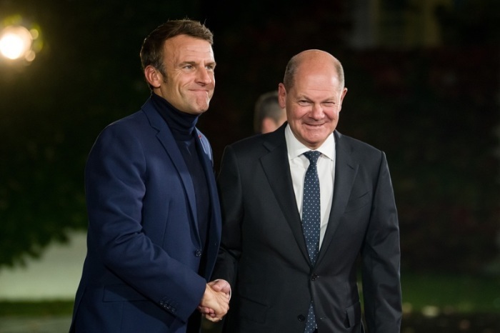 Bundeskanzler Olaf Scholz (SPD, r) empfängt Emmanuel Macron, Präsident von Frankreich, zum Tag der Deutschen Einheit zu einem Abendessen im Bundeskanzleramt. Foto: Fabian Sommer/dpa