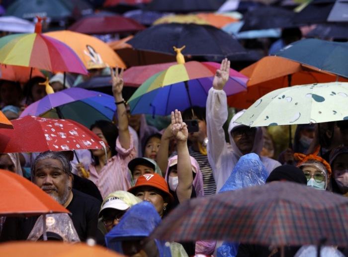 MFP-Anhänger demonstrieren in Bangkok. Foto: epa/Narong Sangnak