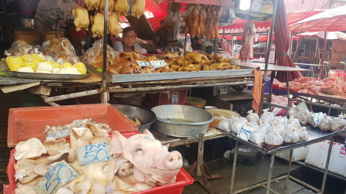 Schweineköpfe und Fleisch in allen Variationen: Eindrücke vom Khlong Toei Fresh Market in Bangkok. Fotos: Jahner