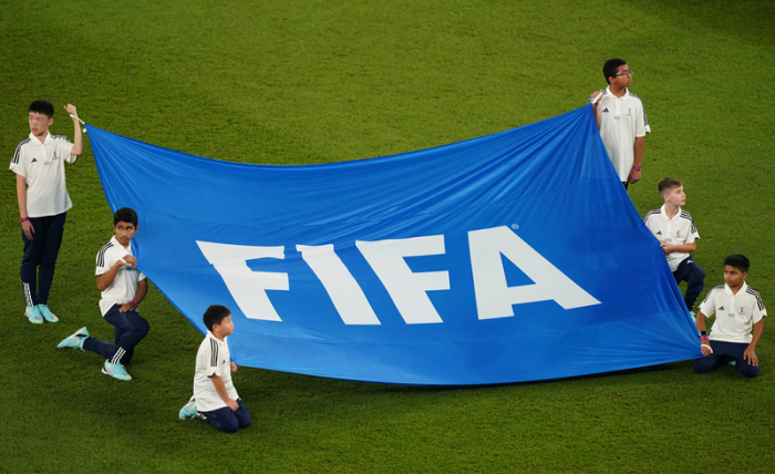 Fußball, WM, Frankreich - Dänemark, Vorrunde, Gruppe D, Spieltag 2, Stadion 974, Kinder halten ein Banner mit der Aufschrift 