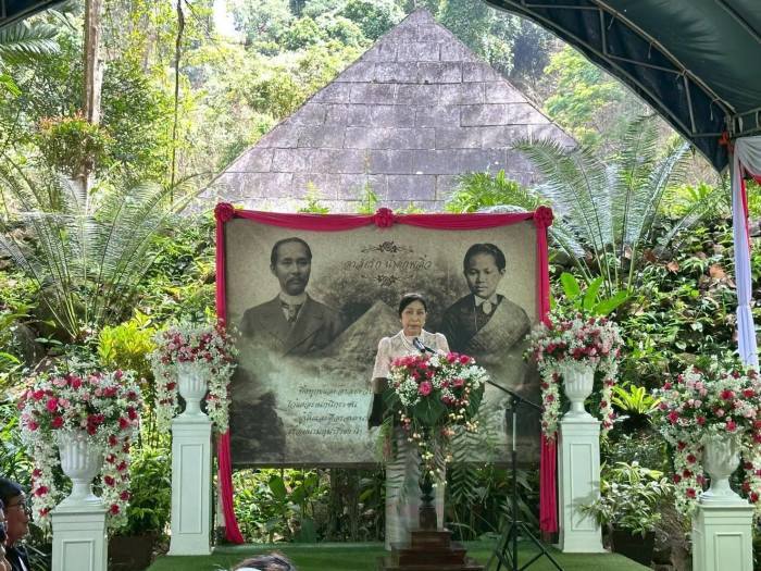 Vor dem historischen Sunanda-Denkmal fand die zentrale Gedenkveranstaltung zu Ehren von Königin Sunanda Kumariratana im Nationalpark Namtok Phlio statt. Bild: Department of National Parks, Wildlife and Plant Conservation (DNP)