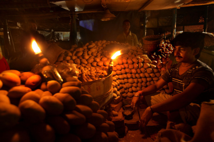  Dieser Gemüseverkäufer weiß sich bei einem der zahlreichen Stromausfälle zu helfen. Foto: epa/Piyal Adhikary
