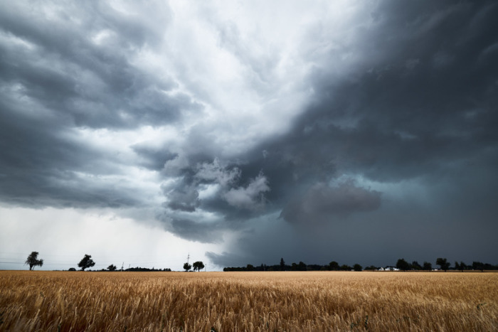 Dunkle Gewitterwolken sind am Himmel über dem Landkreis Tübingen zu sehen. Foto: Nicklas Walther/Onw-images/dpa