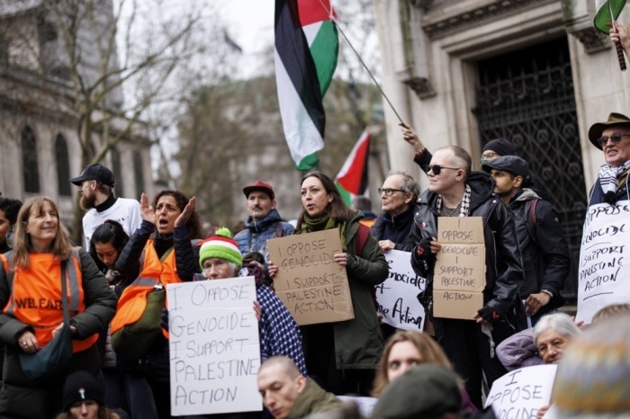 Anhänger von Palestine Action feiern vor den Royal Courts of Justice ihren juristischen Erfolg. Foto: Tolga Akmen/epa