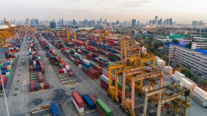Die Regierung prüft eine Verlagerung des Güterumschlags vom Bangkok Port nach Laem Chabang in der Provinz Chonburi. Bild: Getty Images für Unsplash+
