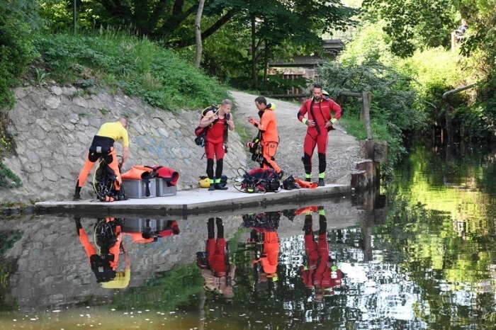 Taucher suchen in der Bretagne nach Spuren nach dem Fund eines toten Elfjährigen, zwei Jugendliche sind in Gewahrsam. Foto: AFP/Sebastien Salom-gomis/dpa