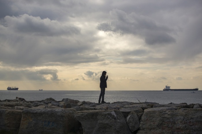 Ein Mensch raucht in der Nähe des Marmara-Meeres in Istanbul. Foto: epa/Erdem Sahin