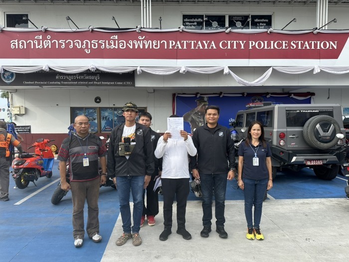 Der festgenommene indische Staatsangehörige wurde nach der Kontrolle zur Polizeiwache Pattaya City abgeführt. Bild: TMN.TV