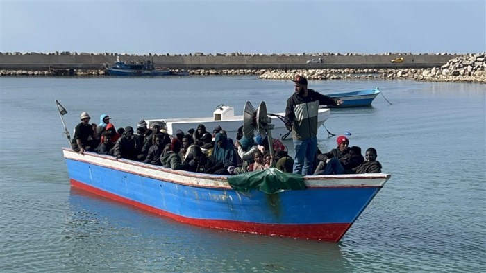 Migranten, die von der libyschen Küstenwache aus dem Meer gerettet wurden, nachdem ihr Boot im Mittelmeer gesunken war. Foto: epa/Stringer