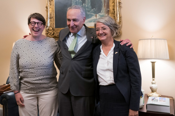 Chuck Schumer (M), Mehrheitsführer der Demokraten im US-Senat, begrüßt Paivi Nevala (l), Ministerberaterin der finnischen Botschaft, und Karin Olofsdotter, Schwedens Botschafterin in den USA