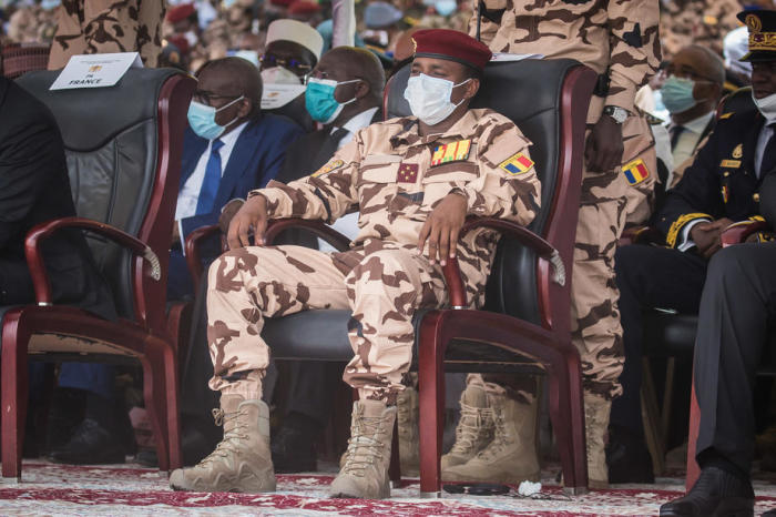 Der Sohn des verstorbenen tschadischen Präsidenten Idriss Deby, Mahamat Idriss Deby (C), sitzt während des Staatsbegräbnisses in N'Djamena auf der Ehrentribüne. Foto: epa/Christophe Petit Tesson