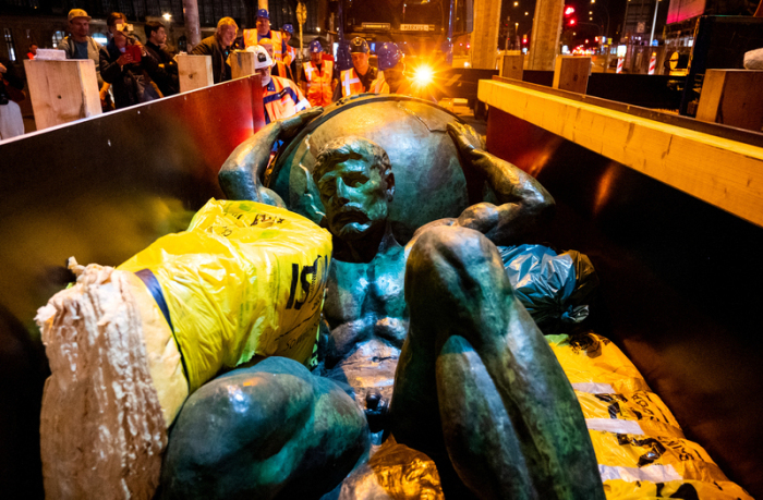 Eine Atlas-Skulptur wird am Abend am Hauptbahnhof aus einem Container ausgeladen. Foto: Daniel Bockwoldt/dpa/daniel Bockwoldt