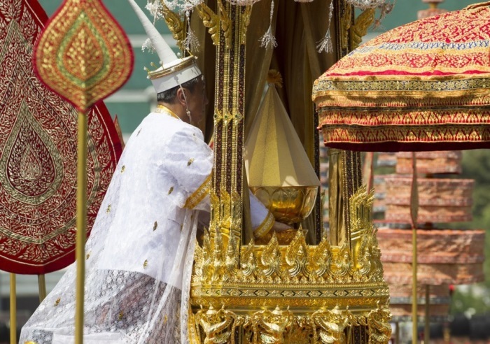 Die Große Goldene Urne gilt als eine der bedeutendsten Insignien des thailändischen Königshauses und steht für höchste königliche Ehren. Foto: epa/Pongmanat Tasiri