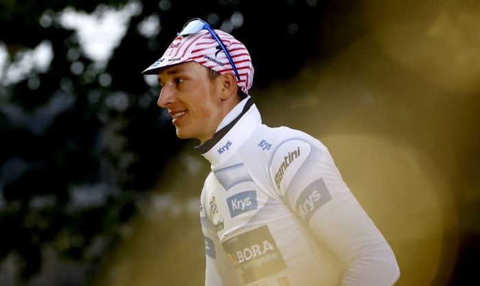 Florian Lipowitz steht nach der Schlussetappe der Tour de France 2025 in Paris auf dem Podium, wird Dritter und gewinnt das Weiße Trikot für den besten Nachwuchsfahrer. Foto: epa/Martin Divisek
