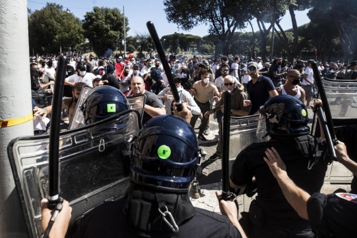 Neofaschistische Gruppen, Extremisten und Ultras geraten mit Polizisten aneinander. Foto: epa/Angelo Carconi