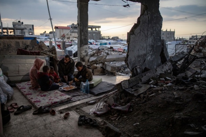 Intern vertriebene palästinensische Familie in Rafah bricht das Fasten während des Ramadan. Foto: epa/Haitham Imad