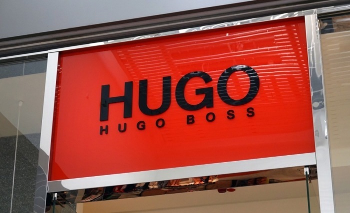 Logo und Schriftzug des Modekonzerns Hugo Boss an einem Geschäft in einem Einkaufszentrum in Moskau. Westliche Marken stehen wegen Russland-Geschäften in der Kritik. Foto: epa/Maxim Shipenk