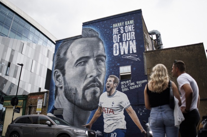 Menschen betrachten ein Harry-Kane-Wandbild in der Nähe des Stadions von Tottenham Hotspur in London. Foto: EPA-EFE/Tolga Akmen