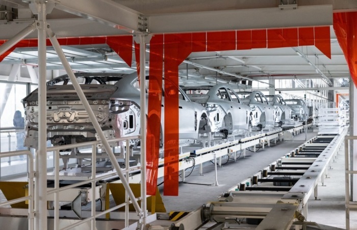 Unfertige Elektroautos des Herstellers Nio stehen am Fließband in einer Fabrik in Hefei. Foto: EPA/Jessica Lee