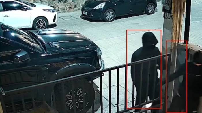 Überwachungskamera zeigt zwei maskierte Täter beim Betreten des Grundstücks in der Wohnanlage in Nongprue. Bild: TMN.TV
