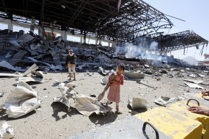  Ein Mädchen sammelt in Sanaa nach einem Bombenangriff verwertbares Material aus den Trümmern. Foto: epa/Yahya Arhab