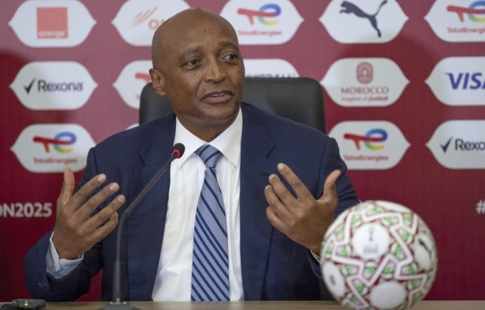 CAF-Präsident Patrice Motsepe spricht bei einer Pressekonferenz in Rabat vor dem Afrika-Cup 2025 über das bevorstehende Turnier. Foto: EPA/Jalal Morchidi