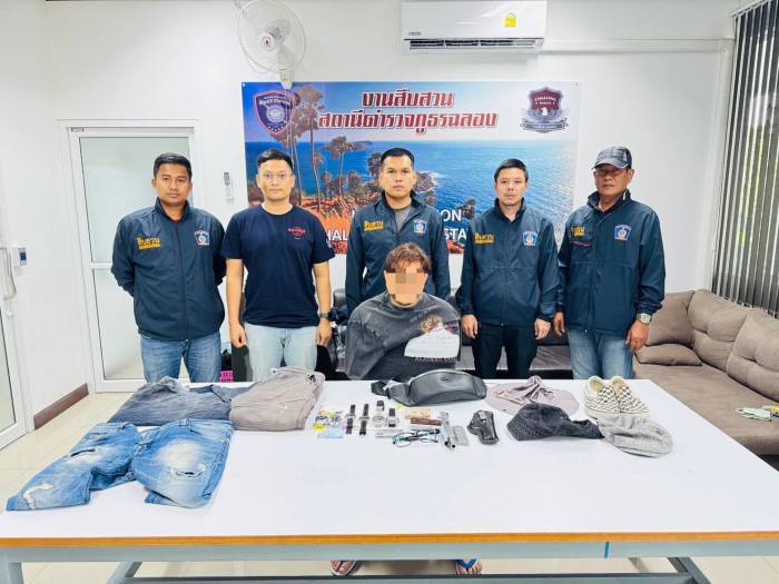 Der mutmaßliche Täter wurde nach seiner Festnahme gemeinsam mit sichergestellten Gegenständen auf der Polizeistation Chalong präsentiert. Bild: Chalong Police Station