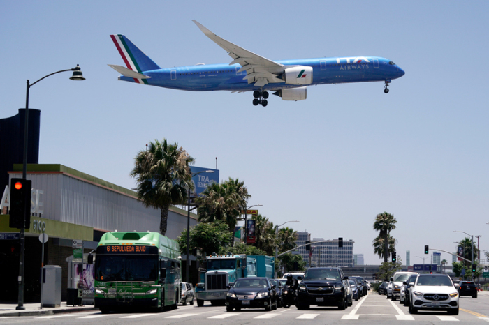 Ein Passagierflugzeug der italienischen ITA Airways setzt zur Landung auf dem internationalen Flughafen von Los Angeles an. Foto: Jae C. Hong/Ap/dpa